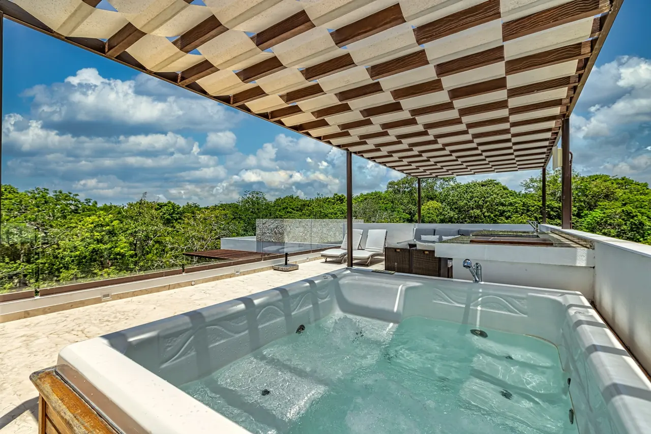 Jacuzzi de azotea bajo pérgola con vista a la selva